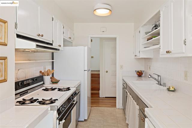 2871 Stephen Dr, Richmond CA: https://media.crmls.org/mediaz/18cb1402-013a-4961-b90e-bf01e0472949.jpg
