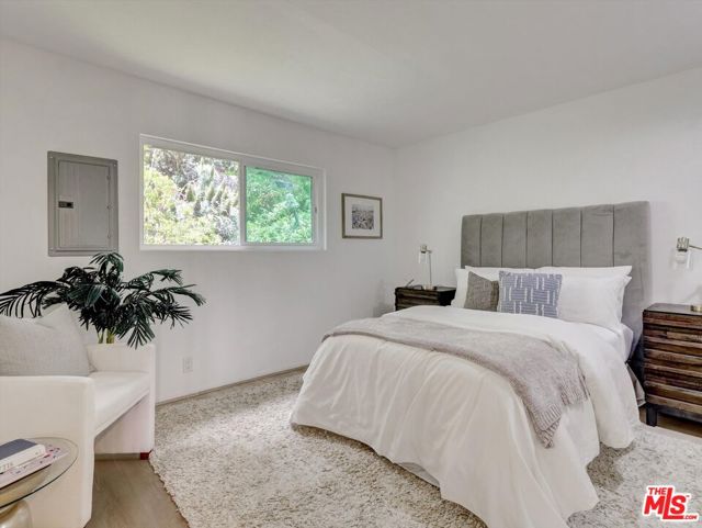 18111 Coastline Drive, Malibu CA: https://media.crmls.org/mediaz/18cb7158-c7c9-49ae-8709-21fda41398eb.jpg