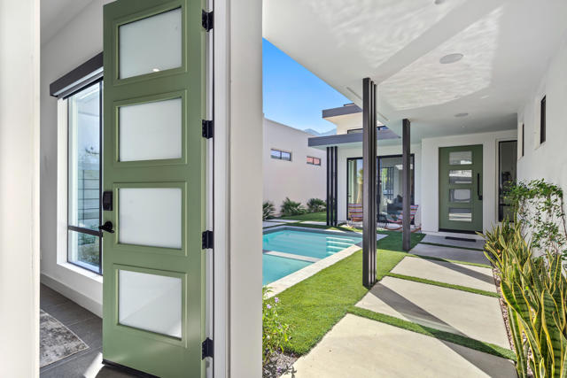 161 Holliday Way, Palm Springs CA: https://media.crmls.org/mediaz/18cd002f-9a2a-4abc-a7d0-f24de2ca4f02.jpg