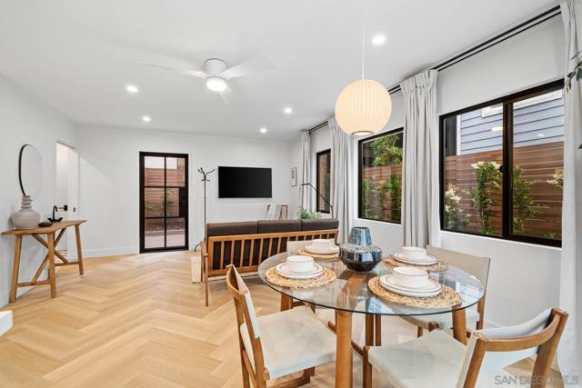 7372 Bishops Ln, La Jolla CA: https://media.crmls.org/mediaz/18ce7475-9af0-4b4e-8a68-8188048d4ec8.jpg