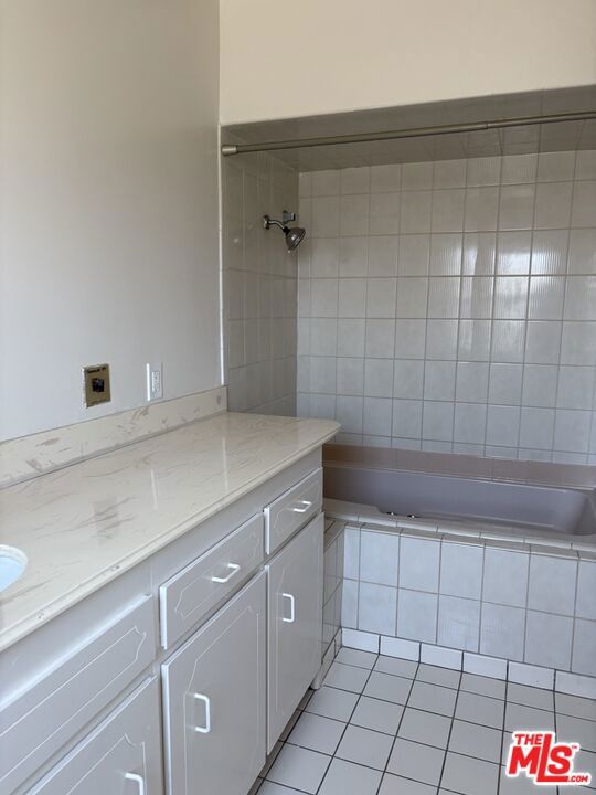 120 Hurricane, Marina del Rey CA: https://media.crmls.org/mediaz/18d014ef-005f-485f-a568-0539ddd95f62.jpg