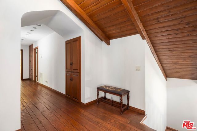 2562 Mandeville Canyon Road, Los Angeles CA: https://media.crmls.org/mediaz/18d01da2-cb79-43a9-8361-5a3538db8b21.jpg