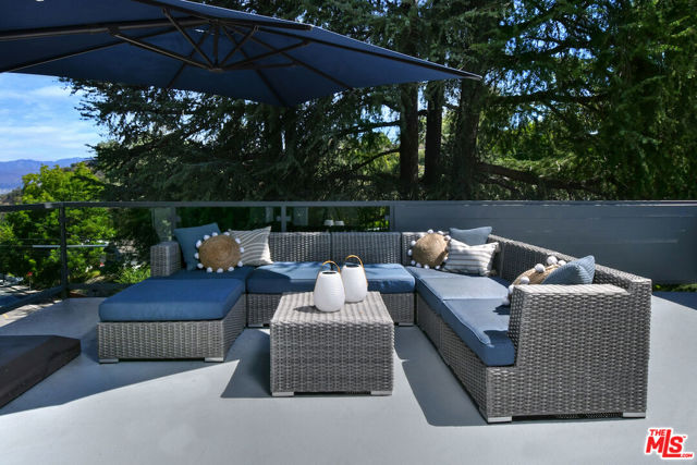 3471 Woodcliff Road, Sherman Oaks CA: https://media.crmls.org/mediaz/18d0a1dc-aa1a-459b-b9fd-069e82290bde.jpg