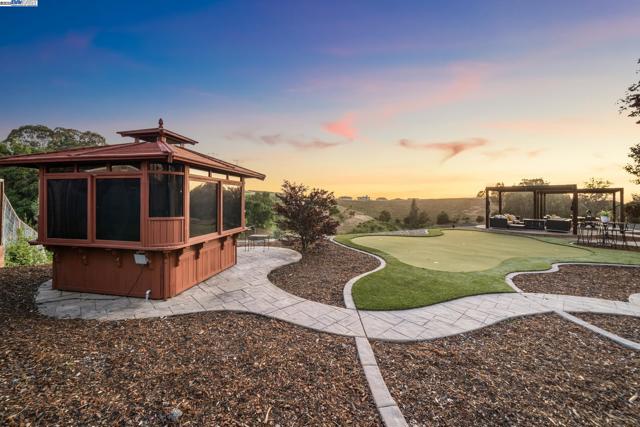 3879 Blackstone Ct, Castro Valley CA: https://media.crmls.org/mediaz/18d187d6-d2e0-4644-992a-48c02d3059a2.jpg