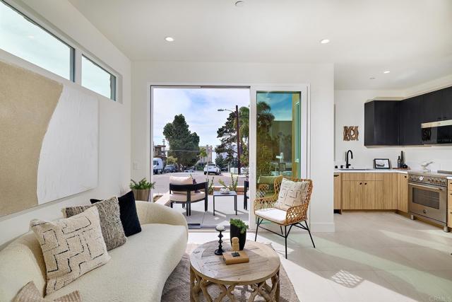 Detail Gallery Image 13 of 30 For 3901 Haines, San Diego,  CA 92109 - 5 Beds | 5 Baths