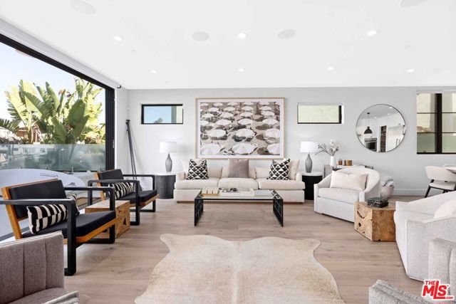 4106 River Avenue, Newport Beach CA: https://media.crmls.org/mediaz/18d1e54a-5d00-401f-b19b-d68bbfa742e0.jpg