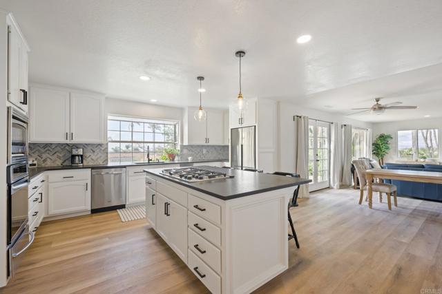 Detail Gallery Image 3 of 64 For 330 Skyline Dr, Vista,  CA 92084 - 5 Beds | 5 Baths