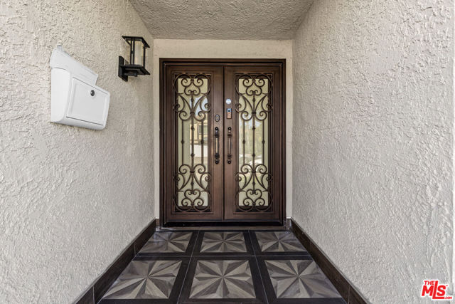 8557 Norwich Avenue, North Hills CA: https://media.crmls.org/mediaz/18d34d19-7f86-4818-8e69-5b1727317268.jpg
