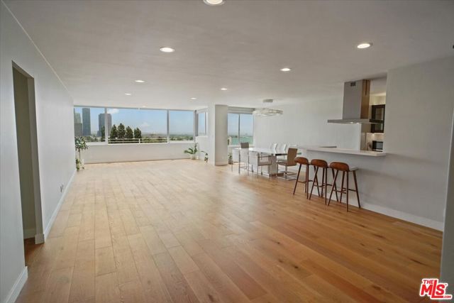 865 Comstock Avenue, Los Angeles CA: https://media.crmls.org/mediaz/18d423de-fcd6-4a41-8c33-b63d9a698e28.jpg