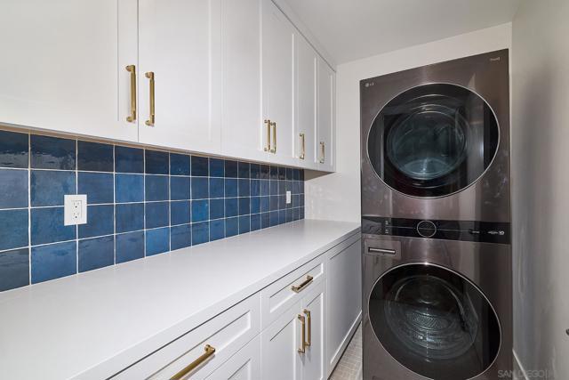 563 N Vulcan Ave, Encinitas CA: https://media.crmls.org/mediaz/18d4cc96-e8dc-4e1d-be14-2a517a1d7a71.jpg