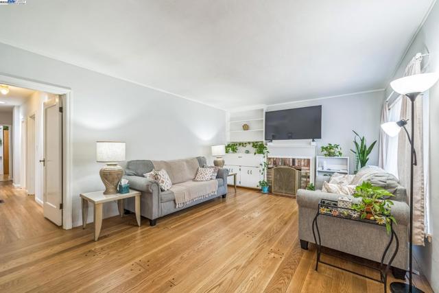 7525 Circle Hill Dr, Oakland CA: https://media.crmls.org/mediaz/18d4dca2-cb06-4be9-aef0-fa78f8343ba7.jpg
