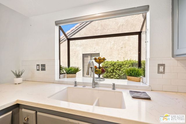 41387 Princeville Lane, Palm Desert CA: https://media.crmls.org/mediaz/18d4e57a-cb29-4246-a9ec-26870de0f36a.jpg