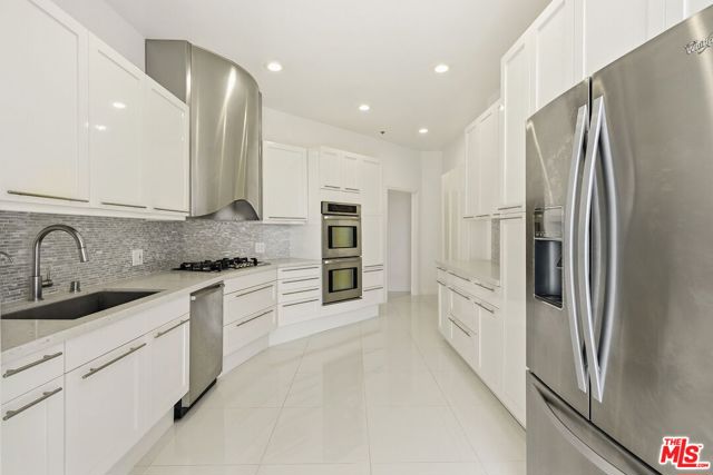 840 N Croft Avenue, Los Angeles CA: https://media.crmls.org/mediaz/18d4e87f-1348-418b-8146-e90ec4ab6c68.jpg