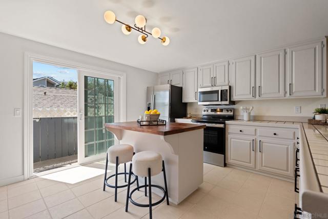 736 F Ave, Coronado CA: https://media.crmls.org/mediaz/18d5cdce-6cfa-4902-9a46-a56afe80ef15.jpg