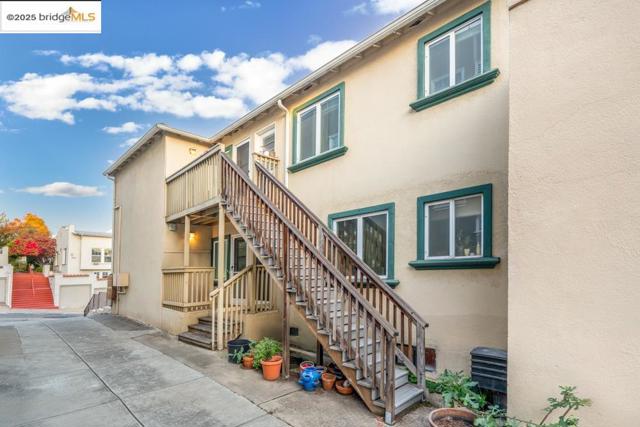 539 Mandana, Oakland CA: https://media.crmls.org/mediaz/18d5d79b-9e8b-4a22-9e45-416c5f2609e8.jpg