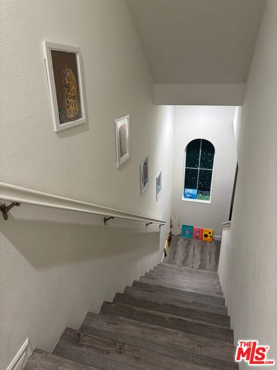 https://media.crmls.org/mediaz/18d5ecf0-7ea3-4e3d-96c1-cdb06ba934ec.jpg?preset=X-Large