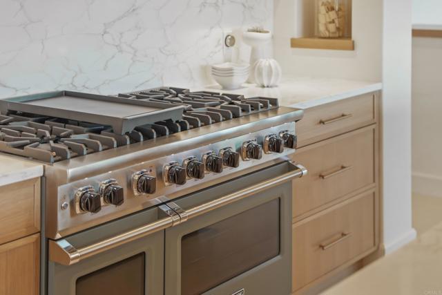 Detail Gallery Image 16 of 72 For 8341 La Jolla Scenic Dr, La Jolla,  CA 92037 - 5 Beds | 5/1 Baths