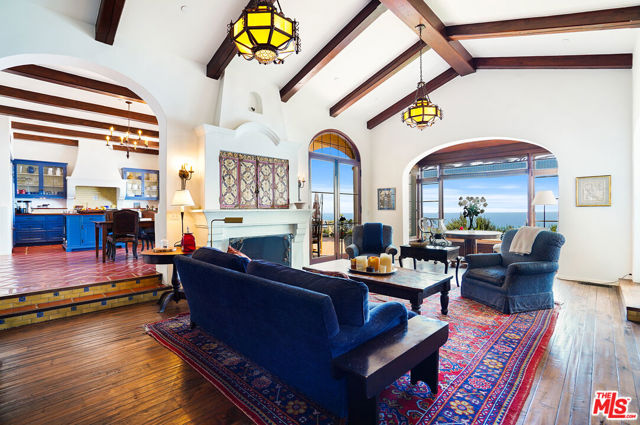 22800 Beckledge Terrace, Malibu CA: https://media.crmls.org/mediaz/18d66e86-1df7-4199-8b28-358597bfd9be.jpg