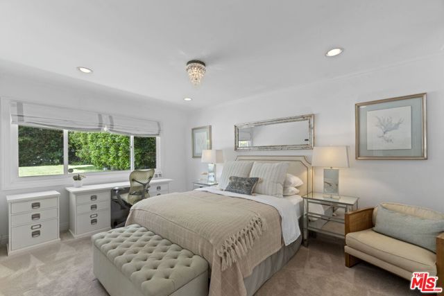 207 10th Street, Santa Monica CA: https://media.crmls.org/mediaz/18d74281-81aa-4dab-a15d-0879c0cd6b02.jpg