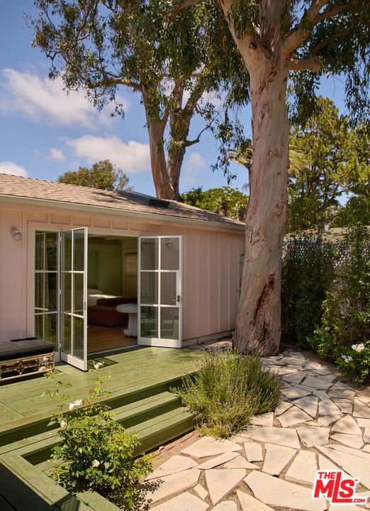 212 Paradise Cove Road, Malibu CA: https://media.crmls.org/mediaz/18d7caab-6f1a-4a8a-b356-bae8cfa4d2c3.jpg