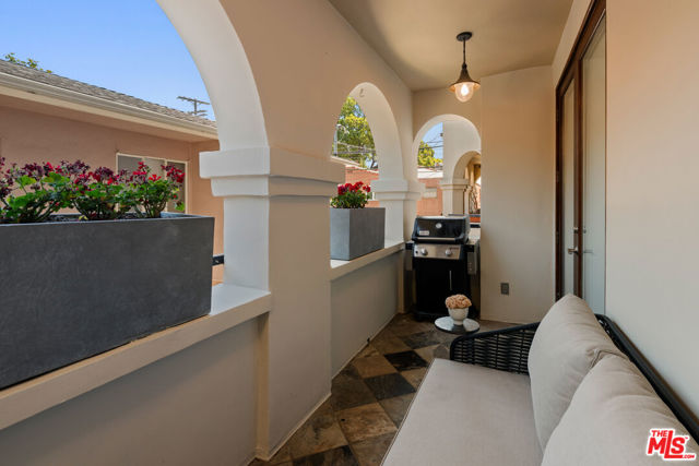 10364 Almayo Avenue, Los Angeles CA: https://media.crmls.org/mediaz/18d8110f-2ac4-4ce4-8595-b812f4c89114.jpg