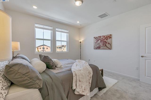 2044 Cottonwood St, Pittsburg CA: https://media.crmls.org/mediaz/18d8e544-359d-4e47-acfb-e3ea167d2f89.jpg