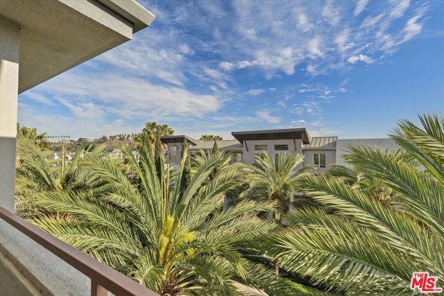 13200 Pacific Promenade, Playa Vista CA: https://media.crmls.org/mediaz/18d8f546-cd1a-4dc2-beec-d088b8408264.jpg
