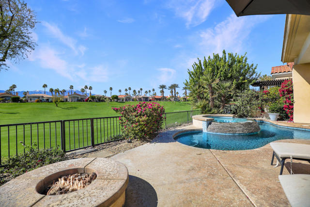 371 Tomahawk Drive, Palm Desert CA: https://media.crmls.org/mediaz/18d922f1-a579-4bd6-b334-714d75067200.jpg