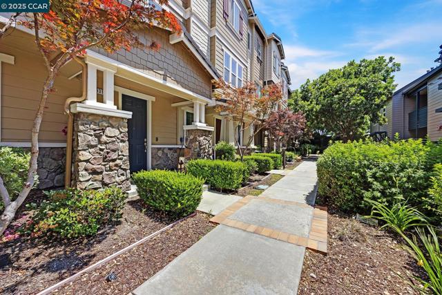 6939 Mariposa Cir, Dublin CA: https://media.crmls.org/mediaz/18d96518-99ac-4c76-b7fc-41179f77fa3c.jpg
