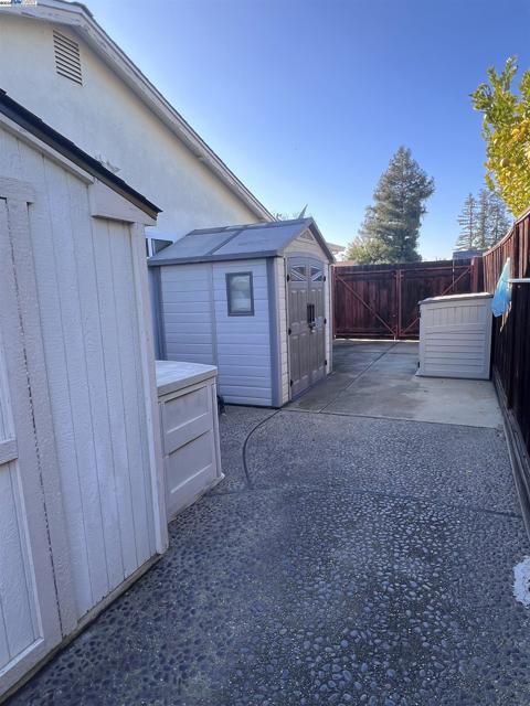1222 Murdell Ln, Livermore CA: https://media.crmls.org/mediaz/18d9bff6-8156-48c5-922f-1d0d92170699.jpg
