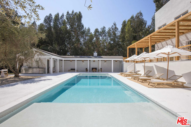 27405 Pacific Coast Highway, Malibu CA: https://media.crmls.org/mediaz/18d9d385-202f-40ea-9327-4f4f960a1d2a.jpg