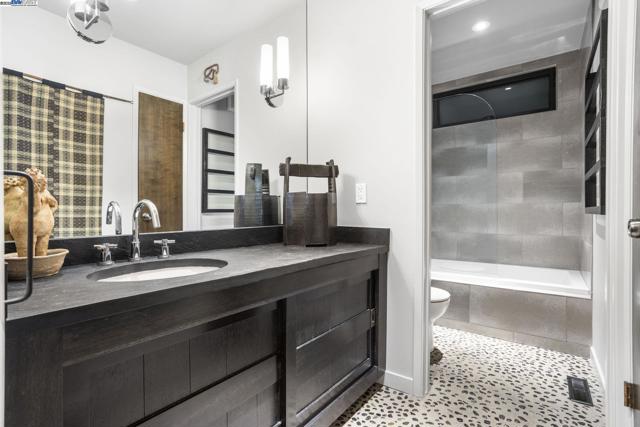3 Abbott Way, Piedmont CA: https://media.crmls.org/mediaz/18da41d5-4fc2-4561-9093-cf10bc040e7b.jpg