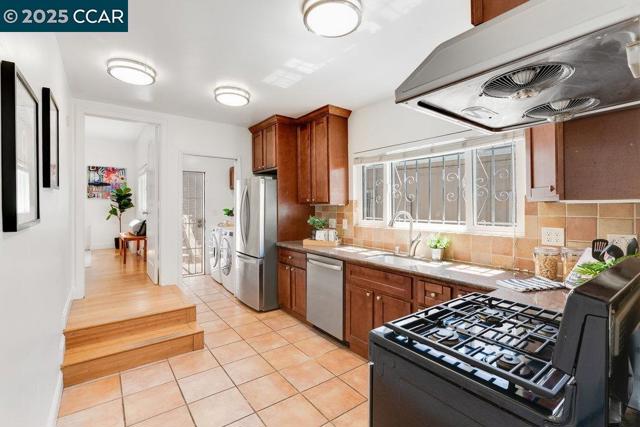 2154 35Th Ave, Oakland CA: https://media.crmls.org/mediaz/18da4503-618c-42ef-9857-7c038b9cca4a.jpg