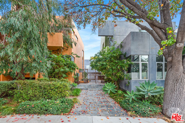 900 N West Knoll Drive, West Hollywood CA: https://media.crmls.org/mediaz/18db9d08-d146-4c01-b22c-e79a881ba4c6.jpg