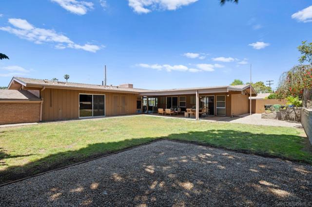 1201 Via Barranca, La Jolla CA: https://media.crmls.org/mediaz/18dbe763-2606-46c1-98af-38fa231b30d0.jpg