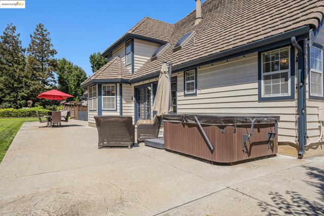 15 Madeira Ct, Oakley CA: https://media.crmls.org/mediaz/18dd6d3d-7726-4bfe-acba-ab361702764a.jpg