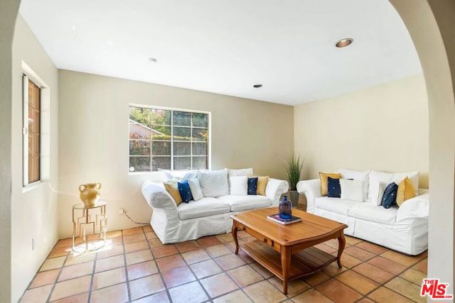 14024 Peach Grove Street, Sherman Oaks CA: https://media.crmls.org/mediaz/18dd9cb8-fa5d-42e5-a124-e408f4526a14.jpg