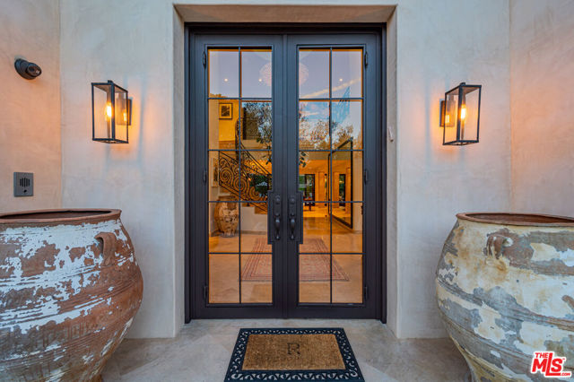 623 N ALTA Drive, Beverly Hills CA: https://media.crmls.org/mediaz/18de5c7a-1606-4612-ad2c-1fd496b52bea.jpg