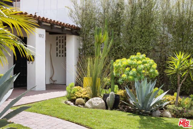 1012 Superba Avenue, Venice CA: https://media.crmls.org/mediaz/18df1cc4-ed37-4366-a26b-174791a78403.jpg