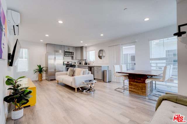 1875 W 20th Street, Los Angeles CA: https://media.crmls.org/mediaz/18df28f6-8a2a-421f-a48a-bc659addfdb0.jpg