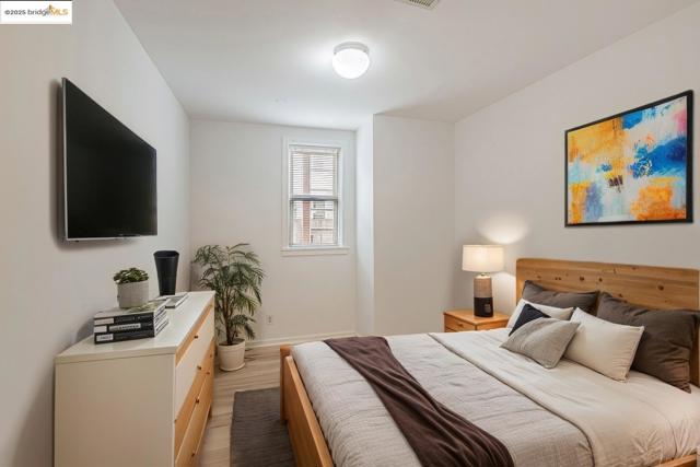 2033 Clement St, San Francisco CA: https://media.crmls.org/mediaz/18df2d38-6c73-438a-8f16-aba325b2017d.jpg