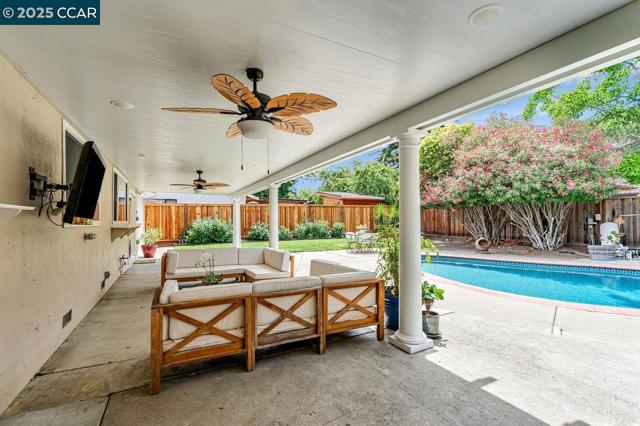 3812 Fernwood Ct, Concord CA: https://media.crmls.org/mediaz/18df4bdb-45df-4166-afcd-eb14fd69dcad.jpg