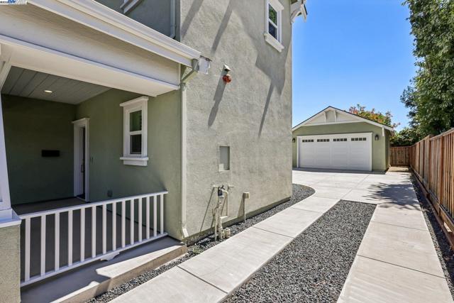 2145 Linden St, Livermore CA: https://media.crmls.org/mediaz/18dfeb02-3893-41fb-8083-4d5f035a1d7a.jpg