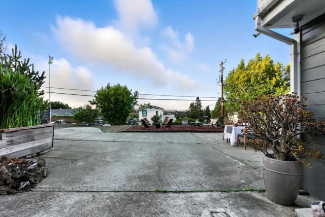 35 Mono Street, Brisbane CA: https://media.crmls.org/mediaz/18e00afe-470e-445e-a4fa-a9e7859430e8.jpg