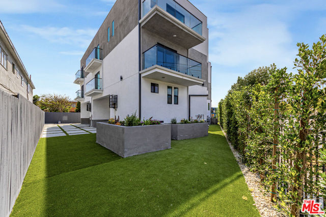 1636 Longwood Avenue, Los Angeles CA: https://media.crmls.org/mediaz/18e023bd-e783-4281-9c0f-deb23311ba52.jpg