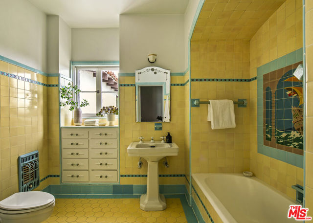 Image 32 of 44 For 5470 Los Feliz Boulevard