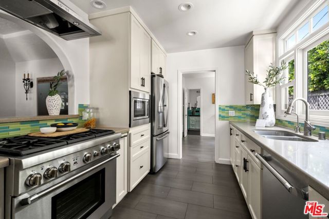 6410 Drexel Avenue, Los Angeles CA: https://media.crmls.org/mediaz/18e1906b-4bd2-472d-9aec-126c0cdfae80.jpg