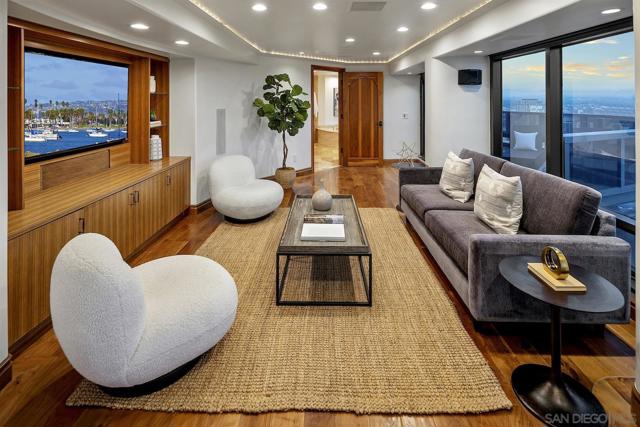 100 Harbor Dr, San Diego CA: https://media.crmls.org/mediaz/18e281a9-f786-4ffc-90a1-b9116bc2566c.jpg