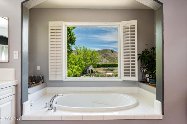 68 E Twisted Oak Drive, Simi Valley CA: https://media.crmls.org/mediaz/18e35f97-2bca-48bf-a68d-654def60d559.jpg