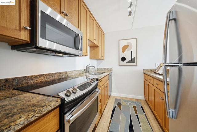 1 Kelton Ct, Oakland CA: https://media.crmls.org/mediaz/18e38c89-8106-40f2-a9bd-7dd6d7f89133.jpg